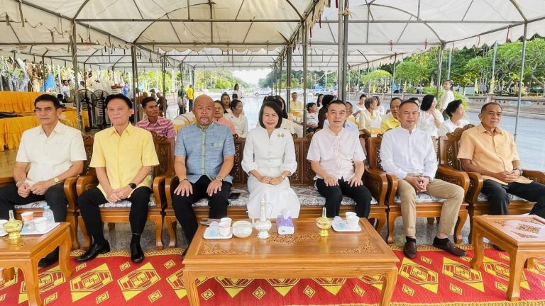 ทำบุญตักบาตรข้าวสารอาหารแห้งเนื่องในวันออกพรรษา