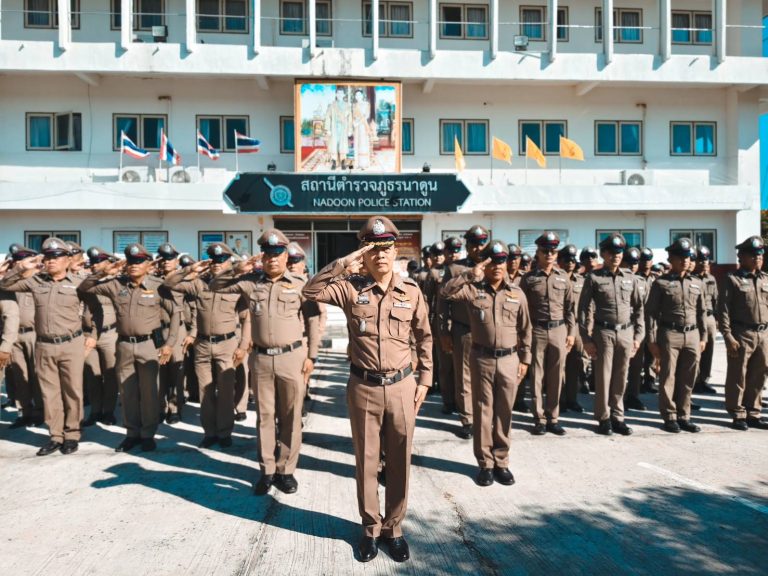 กล่าวคำไว้อาลัยและยืนสงบนิ่ง เพื่อน้อมรำลึกถึงพระมหากรุณาธิคุณ ของ สมเด็จพระนางเจ้าสิริกิติ์ พระบรมราชินีนาถ พระบรมราชชนนีพันปีหลวง